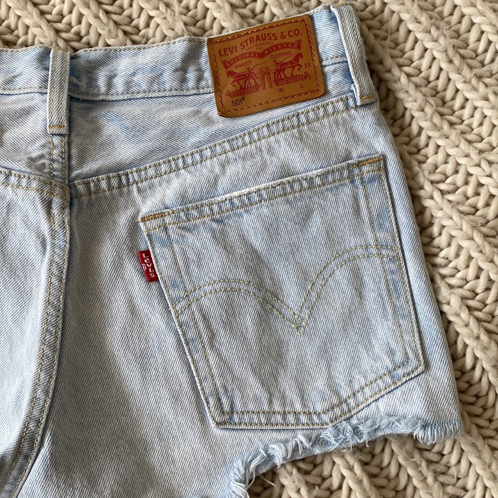 light wash 501 levi shorts